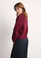 Bordowy sweter dekolt V damski SWEDT-0162-49(Z25), widok produktu z tyłu na modelce, widoczne pół sylwetki.-02
