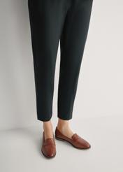 Skórzane mokasyny damskie w kolorze koniaku BUTYD-1067-1F(W26), widok produktu z przodu na stopach modelki.