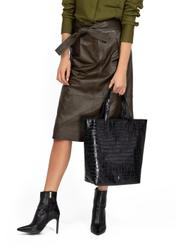 Torebka shopper damska croco TORES-0701E-99(Z25), widok skosu produktu na modelce. Widoczna połowa sylwetki.
