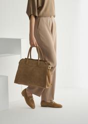 Beżowe zamszowe mokasyny damskie BUTYD-1257-1B(W26), widok produktu z boku na stopach modelki.