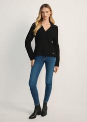 Niebieskie jeansowe spodnie damskie JEADT-0010A-7B(Z26) widok produktu od przodu na modelce, widoczna cała sylwetka.