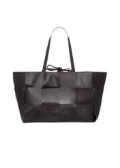 Brązowa duża skórzana torebka damska TORES-1299-1H(W26), widok produktu z tyłu na białym tle.