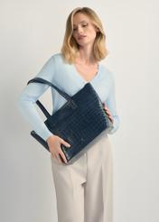 Damska granatowa torebka shopper skórzana TORES-0939F-7D(W26), widok produktu na ramieniu modelki. Widoczna połowa sylwetki.