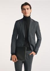 Czarna teczka męska TORMS-0474-99(Z25), widok produktu skosem na modelu, widoczna połowa sylwetki.