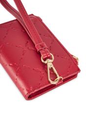 Czerwony mały portfel damski z rączką POREC-0407-4B(W26) - zbliżenie na detal, na białym tle.