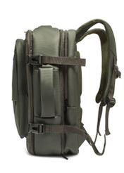 Duży plecak podróżny khaki PLCMN-0018-8D(Z26) - widok produktu z boku, na białym tle. 