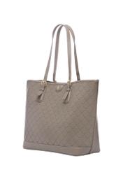 Jasnobrązowa torebka shopper z monogramem TOREC-1181-1K(W26), widok produktu skosem na białym tle.