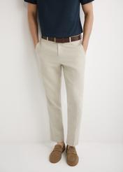 Beżowe spodnie garniturowe męskie w jodełkę SPOMT-0117-1B(W26), widok produktu z przodu na modelu. Widoczna połowa sylwetki.