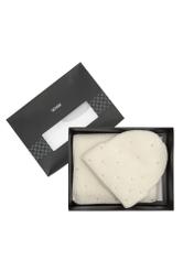 Kremowy zestaw czapka i szalik ZESDT-0011-11(Z25) - widok produktu z góry na białym tle. 