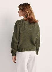 Sweter damski khaki SWEDT-0162-55(Z25), produkt widoczny z tyłu na modelce, widoczne pół sylwetki.