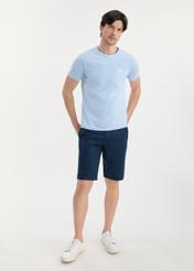 Błękitny T-shirt męski z bawełny TSHMT-0100-60(W25), widok produktu przodem na modelu. Widoczna cała sylwetka.