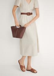 Camelowe klapki damskie z plecionką BUTYD-0904D-1D(W26), widok produktu z boku na stopach modelki.