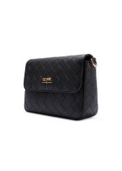 Czarna pleciona torebka damska TOREC-0767-9P(W26) - widok produktu po skosie, na białym tle. 