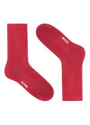 Czerwone błyszczące skarpety damskie SKADT-0074-42(Z25), widok produktu bez opakowania na białym tle.