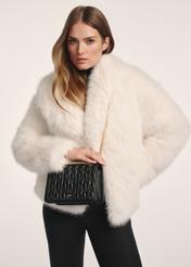 Czarna torebka damska z łańcuszkiem TOREC-1102-99(Z25), widok produktu na modelce. Widoczna połowa sylwetki.