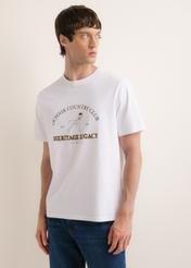 Biały bawełniany T-shirt męski TSHMT-0161-0A(Z26), widok produktu z przodu na modelu. Widoczna połowa sylwetki.