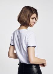 Biały T-shirt z dekoltem V damski TSHDT-0061-11(W21)-03