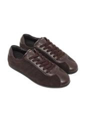 Ciemnobrązowe skórzane sneakersy damskie BUTYD-1293-1I(Z26) - widok produktu z góry, na białym tle. 