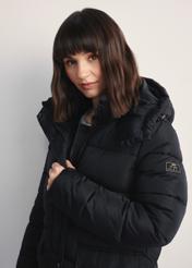 Czarna zimowa kurtka damska KURDT-0600-99(Z25) - zbliżenie na detal na białym tle na modelce. 