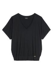 Czarna bluzka damska BLUDT-0202-99(W26), widok produktu z przodu na białym tle.