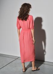 Różowa sukienka z rozcięciem SUKDT-0153-31(W23)-02