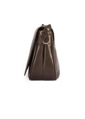 Brązowa skórzana listonoszka damska TORES-1253-1I(W26), widok produktu z boku na białym tle.