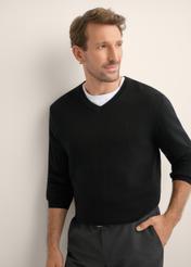 Czarny sweter męski z logo SWEMT-0159A-99(Z26), widok produktu z przodu na modelu. Widoczna połowa sylwetki.