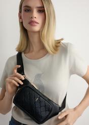 Czarna nerka damska z monogramem TOREC-1192-9P(W26) - widok produktu z przodu, na modelce, na jasnym tle. Widoczna połowa sylwetki. 