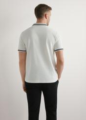 Kremowa męska koszulka polo POLMT-0091-0B(W26), widok produktu z tyłu na modelu. Widoczna połowa sylwetki.