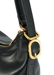 Czarna torebka damska shopper TOREC-1083-99(Z25), zbliżenie na klamrę produktu, widok na białym tle.