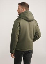 Kurtka męska w kolorze khaki KURMT-0386-54(Z25) - widok produktu z tyłu na modelu na białym tle. Widoczna sylwetka do kolan. 