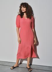 Różowa sukienka z rozcięciem SUKDT-0153-31(W23)-01