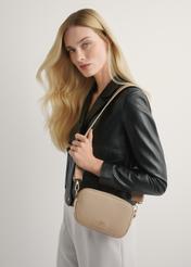 Beżowa mała torebka damska TOREC-1172-1B(W26), widok produktu z przodu na ramieniu modelki. Widoczna połowa sylwetki.