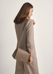 Ciemnobeżowa skórzana torebka damska TORES-0911F-1K(W26), widok produktu od przodu na modelce, widoczna połowa sylwetki.