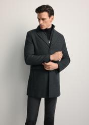 Szary płaszcz męski z wełną PLAMT-0008-91(Z25), widok produktu z przodu na modelu. Widoczna połowa sylwetki.