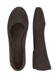 Zamszowe baleriny damskie w kolorze brązowym BUTYD-1247-1I(W26), widok produktu z góry na białym tle.