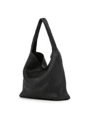 Czarna pleciona torebka shopper TOREC-1148-99(W26) - widok produktu po skosie, na białym tle. 