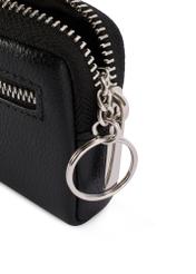 Czarny skórzany portfel męski PORMS-0689-9I(W26), zbliżenie na detal produktu na białym tle.