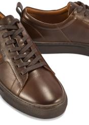 Ciemnobrązowe skórzane buty męskie BUTYM-0430A-1I(W26), zbliżenie na detal produktu na białym tle.