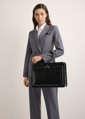 Skórzana czarna torba na laptopa croco TORES-1321-9G(Z26), widok produktu na ramieniu modelki, widoczna połowa sylwetki.