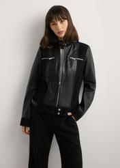 Czarna skórzana kurtka damska KURDS-0587-99(W26), widok produktu z przodu na modelce. Widoczna połowa sylwetki.