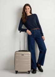 Walizka mała na kółkach WALAB-0067-0X-19(W26), widok produktu od przodu przy modelce, widoczna cała sylwetka.