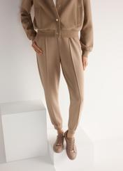 Różowe skórzane tenisówki damskie BUTYD-1068-5D(W26), widok produktu od przodu na modelce, widoczna połowa sylwetki.