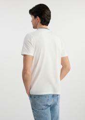 Biały T-shirt męski z bawełny TSHMT-0123-12(W25), widok produktu tyłem na modelu. Widoczna cała sylwetka.