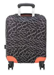 Pokrowiec na małą walizkę z monogramem AW-013-0001-98-S(W25), widok produktu na walizce na białym tle.
