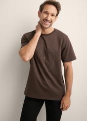 Brązowy bawełniany T-shirt męski z nadrukiem TSHMT-0152-1I(Z26), widok produktu z przodu na modelu. Widoczna połowa sylwetki.