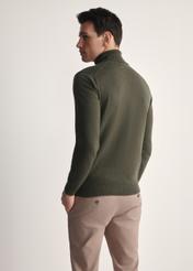 Sweter męski z golfem w kolorze khaki SWEMT-0095B-55(Z25), widok produktu od tyłuna modelu, widoczna połowa sylwetki.