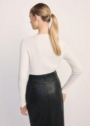 Prążkowany longsleeve damski LSLDT-0028-12(Z24), produkt widoczny tyłem na modelce, widoczne pół sylwetki.