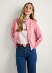 Różowa skórzana kurtka damska KURDS-0575-5B(W26), widok produktu z przodu na modelce. Widoczna połowa sylwetki.