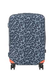 Pokrowiec na średnią walizkę w kwiaty AW-013-0004-15-M(W25), widok produktu na walizce na białym tle.